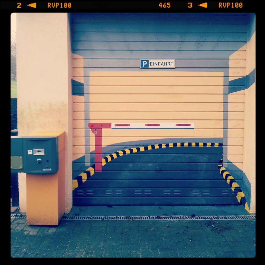 Achtung Schranke Garagenkunst